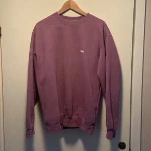 Väl använd obey tröja skick 6/10 - Skön obey tröja köpt för 800 men är måttligt använd där av priset 