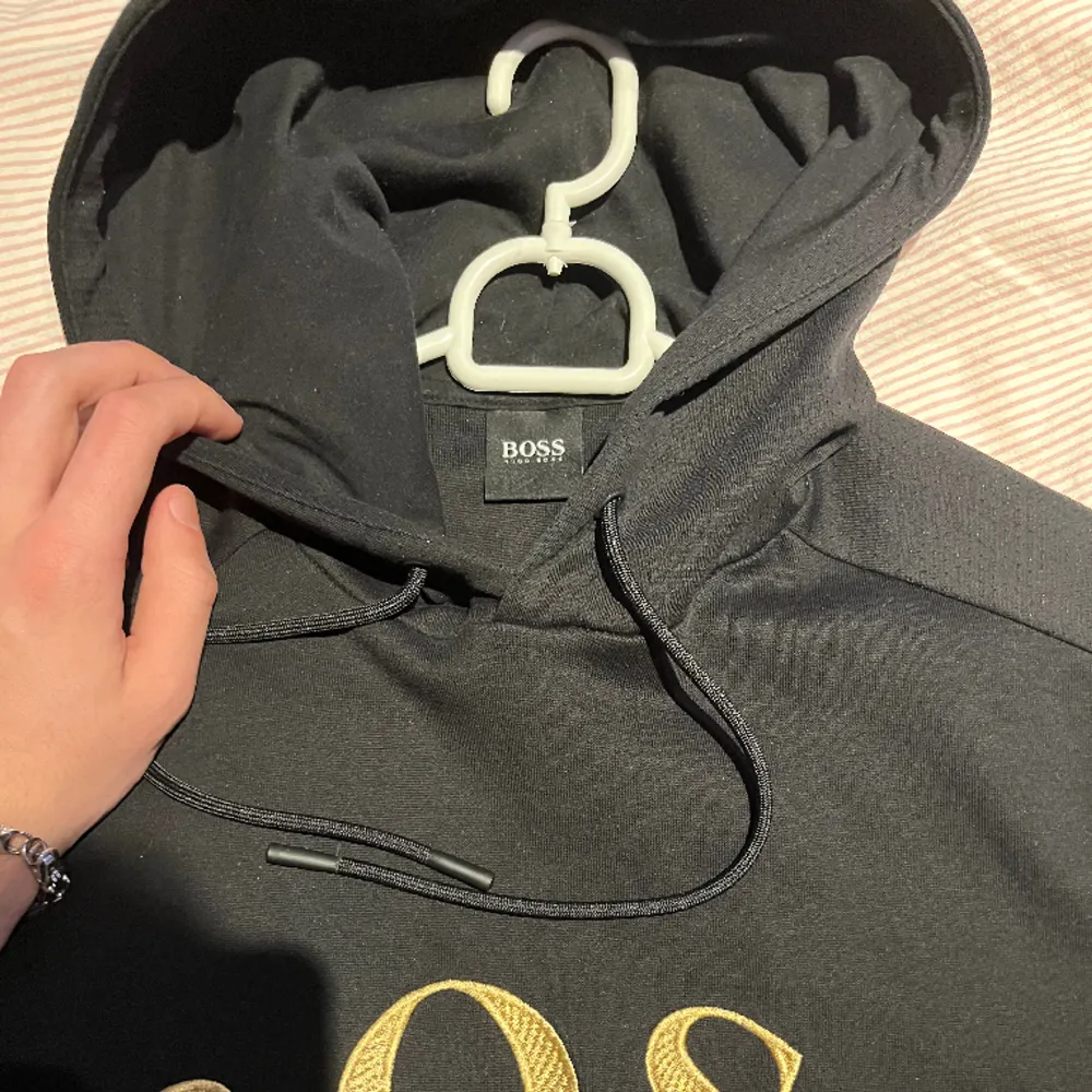 Size S Nypris 2199 kr Jättesnygg hugoboss tröja i topp skick, svår att få tag på då den inte säljs längre.. Hoodies.