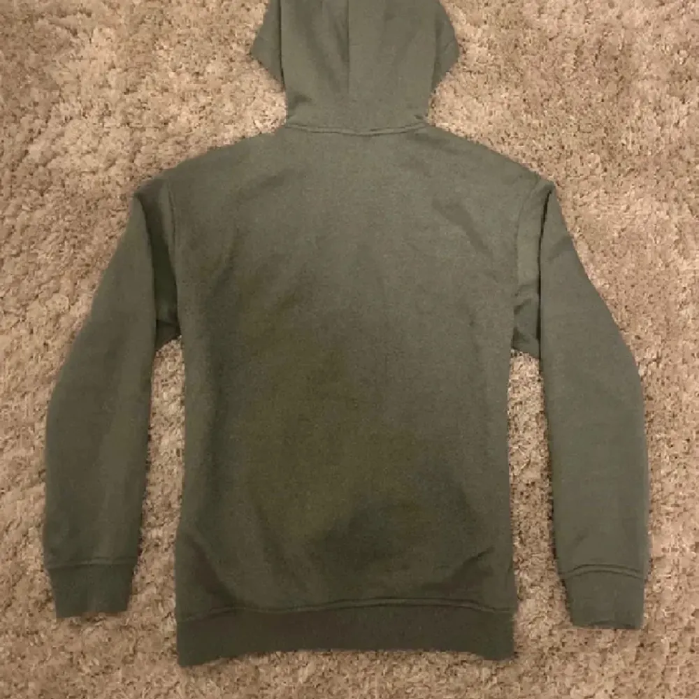 Skit snygg Bling lucid rhinestone zip hoodie i storlek M i väldigt bra skick använd i runt 1 månad. Färg: oliv grön. Hoodies.