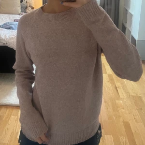 Ljusrosa veromoda tröja - Säljer ännu en klassisk vero moda tröja! Något nopprig men ingenting man tänker på. Färgen framhävs inte på bild men är ljusrosa i verkligheten, skriv om fler bilder/ funderingar🥰