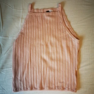 Rosa topp!  - Jättegulligt rosa linne från hm, använd endast ett fåtal gånger. Toppens passform är tajt. Skriv för mer info💗