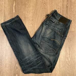 G-star jeans i bra skick men har en liten blekning på högra benet men inget man ser vid användning(se 3 bild). Osäker på exakta storleken men sitter som 32-34/32-34 och lite lösare passform