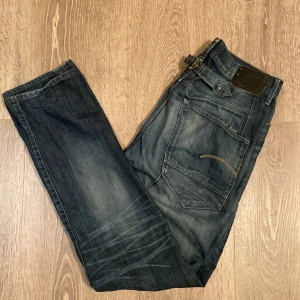 G-Star jeans - G-star jeans i bra skick men har en liten blekning på högra benet men inget man ser vid användning(se 3 bild). Osäker på exakta storleken men sitter som 32-34/32-34 och lite lösare passform