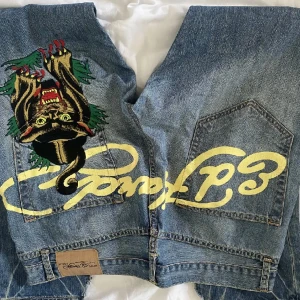 Ed hardy Jeans  - Säljer nu mina ursnygga rare ed hardy jeans ! lågmidjade och de är långa på mig som är 167. Kan skicka bättre och fler bilder vid pm. reserverade 