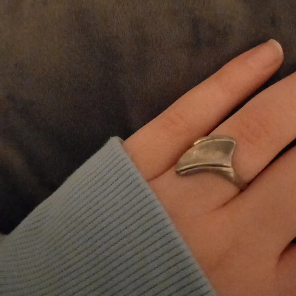 En grå vanlig ring som är 2 cm bred runt hela ringen.. Accessoarer.