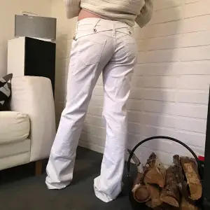 Lågmidjade vintage jeans med unika detaljer på baksidan, i toppenskick!! Midjemått 38 cm o innerbenslängd 84 cm, min kompis som är 1.64 på bilderna💕💕