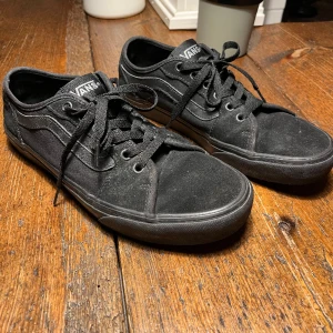 Vans skor hel svarta - Vans skor, väl använda därför billiga.
