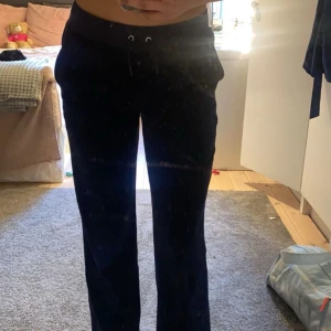 Mörk blåa juicy couture  - Mörk blåa mjukis byxor i Storlek XS lite urtvättade  pris kan diskuteras  