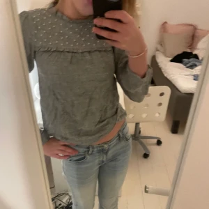 Grå fest topp  - Jag säljer min supersnygga gråa fest topp men pärlor på, den är i storlek xs/s. Det är i jätte bra skick och jag säljer eftersom den är för liten💗