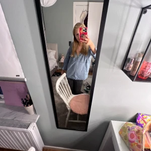 Blus - Så gullig blus!! Lite skrynklig men går att stryka💓