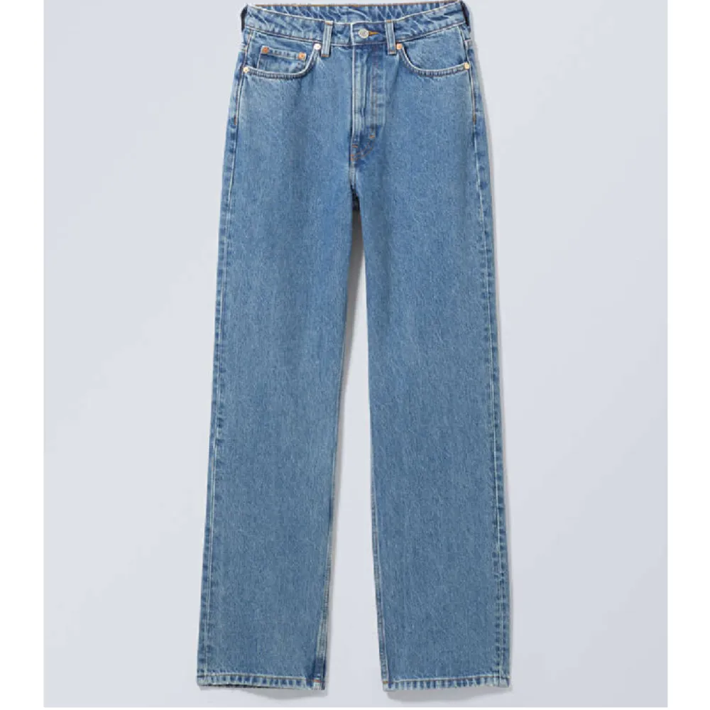 Jeans från Weekday i modellen ”Rowe”. Fint skick, säljer pga att de blivit för små. Storlek 27 i midjan, 30 i längden. Hör av er vid frågor!❤️. Jeans & Byxor.