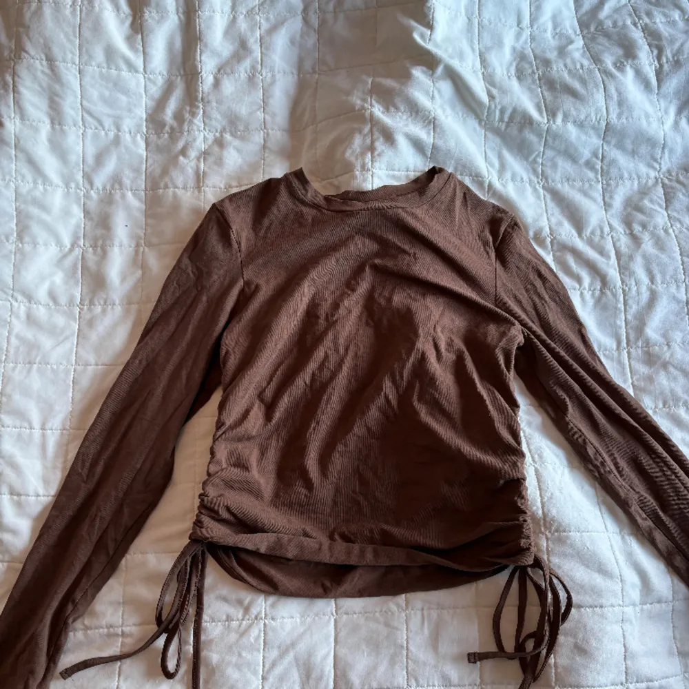 Långärmad brun tröja med justerbar midja, det står att den är i S men jag hade mer sakt att den är en M. T-shirts.
