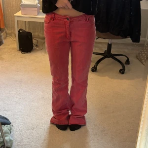 Röda jeans - Röda jeans med najs bakfickor 