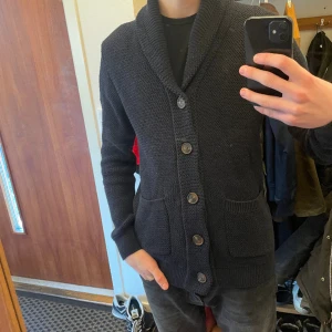 Selected homme stickad cardigan - Väldigt fin och skön cardigan, använd ett fåtal gånger skick 9,5/10. Storlek S men passar M, skriv om ni har några frågor!