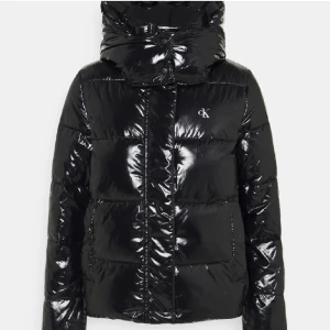Calvin Klein jacka - Så fin Calvin Klein jacka❣️vattentät❤️ funka både till vinter/vår/höst. Så fint glansigt material i bra skicka! Köpt för 2300 mitt pris 1500❤️ storlek m men skull mer säga s❤️