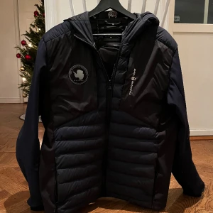 Sail racing jacka  - En sail racing jacka i helt okej sick. Bara dragkedjan som har släppt lite högst upp men resten av jackan är schysst. Storlek L 