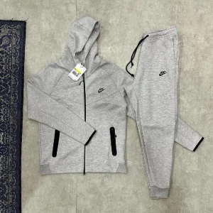 Helt nya Nike tech  - Helt nya har fler stycken 