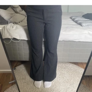 Kostymbyxor - Randiga kostymbyxor, i bra skick och sparsamt använda☺️