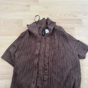 Brun tröja  - Fin brun tröja bra skick funkar från S-M 