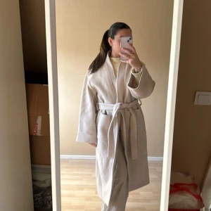 Zara manteco kappa - Super fin och elegant kappa från Zara i manteco. Säljer pga att den är inte riktigt min styl. Original pris 1795kr säljer för 1300kr men priset går att diskutera 🫶🏼🥰