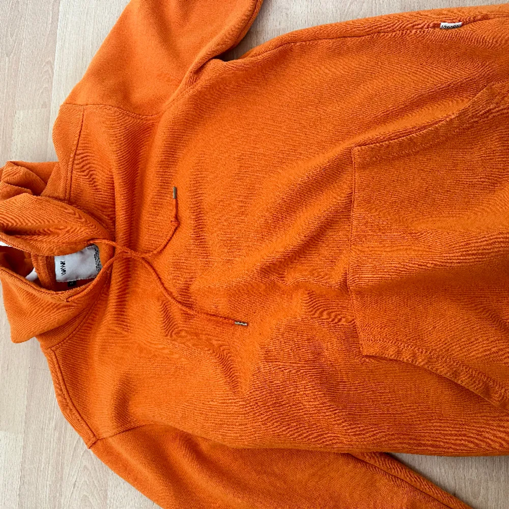 Köptes 2 år sen men inga defekter är bra skick . Hoodies.