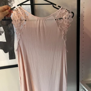 Rosa spets linne - Super gullig linne i rosa med spets! 🌸 super snygg till en lågmidjad jeanskjol på sommaren! Stl S! 🌸