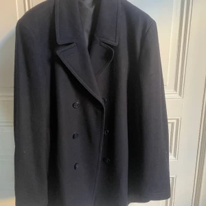 Ralph Lauren sjömansrock - Ralph Lauren sjömansrock  Passar perfekt nu till den sena vintern Skick 10/10 Nypris: 6499kr Stl XL 
