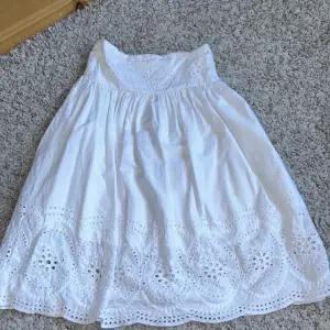 Jättesöt kjol från zara som sällan är använd☺️har lite små fläckar från maskrosor😄 men inget man lägger så mycket märke till när man har på sig den. Liten storlek men passar även mig som har s