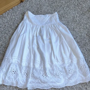 Kjol - Jättesöt kjol från zara som sällan är använd☺️har lite små fläckar från maskrosor😄 men inget man lägger så mycket märke till när man har på sig den. Liten storlek men passar även mig som har s