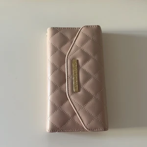 Mobilskal iPhone XS - Knappt använt, väldigt bra skick.  Mobilskal från Ideal of sweden.  Kan gå ner i pris.  