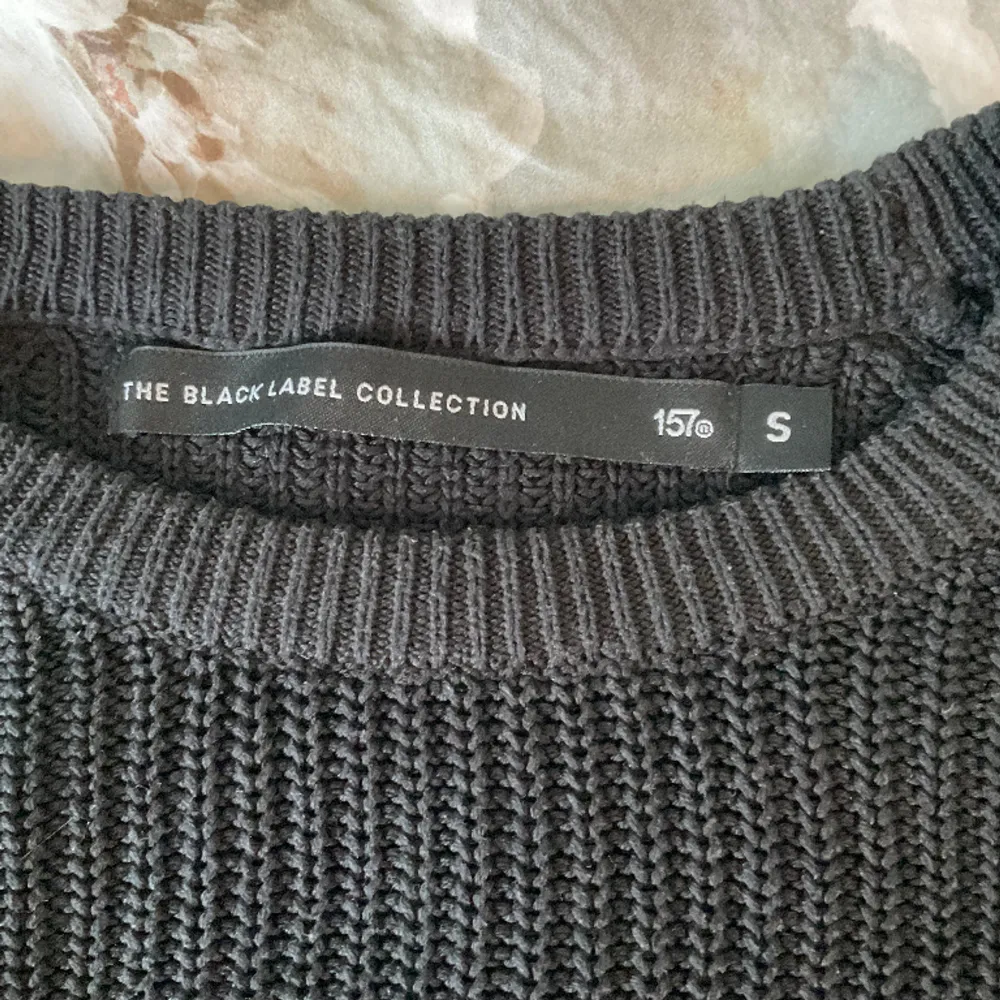 Svart stickad tröja från lager 157. Säljer då dem inte kommer till andvändning. Bra skick, inga skador eller liknande. Storlek S men liten i storleken. Stickat.