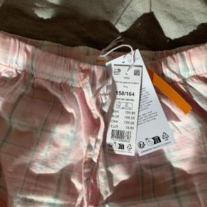 Helt nya skitfina rutiga lågmidjade pyjamasbyxor från Gina Tricot i storlek 158/164 men sitter som xxs. Jag har själv sytt om dem till lågmidjade och dem sitter väldigt snyggt och lågt men är tyvärr för små. Pris kan diskuteras