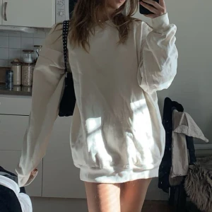 Overdized sweatshirt - Beige sweatshirt, oversized från brandy Melville. Kan bäras som klänning oxå