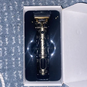 Klippmaskin - Klippmaskin kommer med clippers, bra skick aldrig använd kan mötas Göteborg Nordstan Pris ligger på 499 kan diskuteras.  Laddare kommer med.