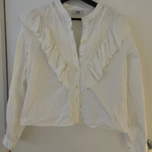 Vit blus - Ifrån JDY, använd fåtal gånger