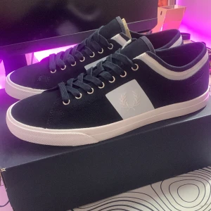 Fred Perry S.43 navy blue - Med låda och helt oanvända ny pris 2200kr