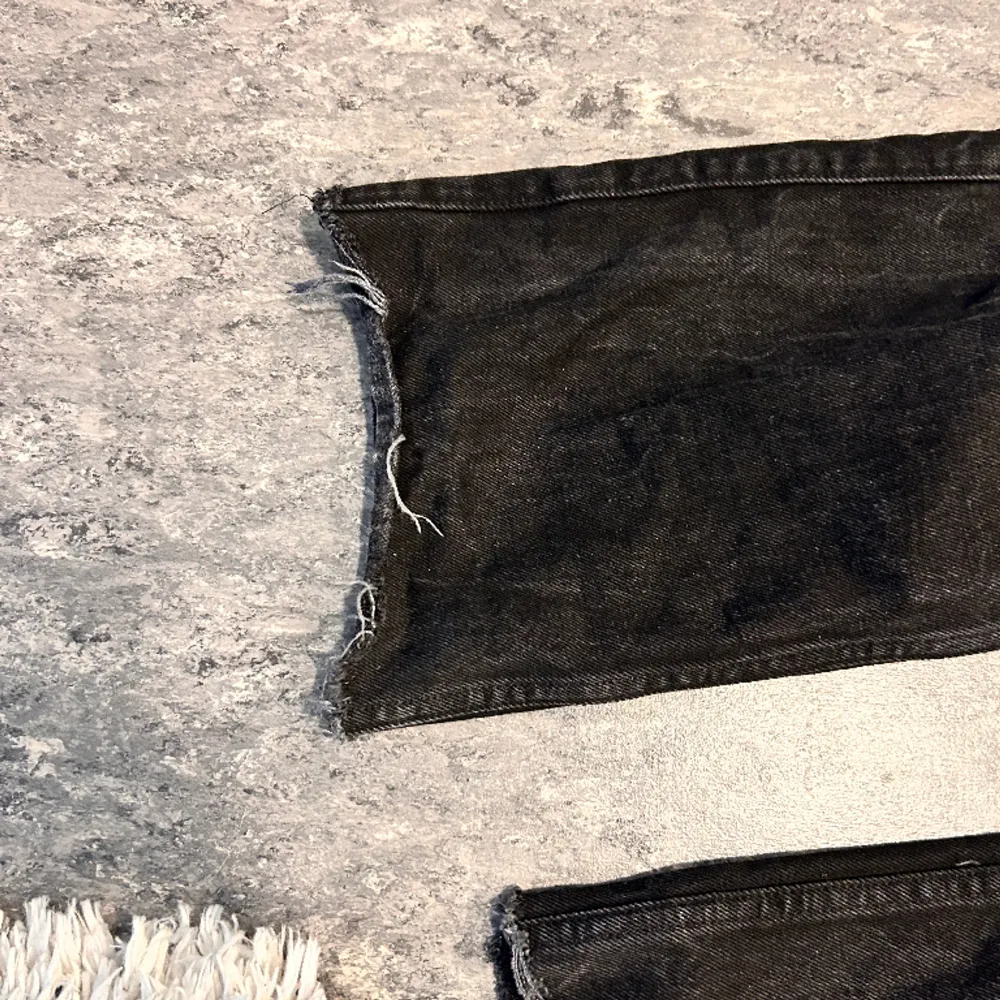 Svarta jeans i modell Rowe.  30/32 men uppklippta till ca längd 30.. Jeans & Byxor.