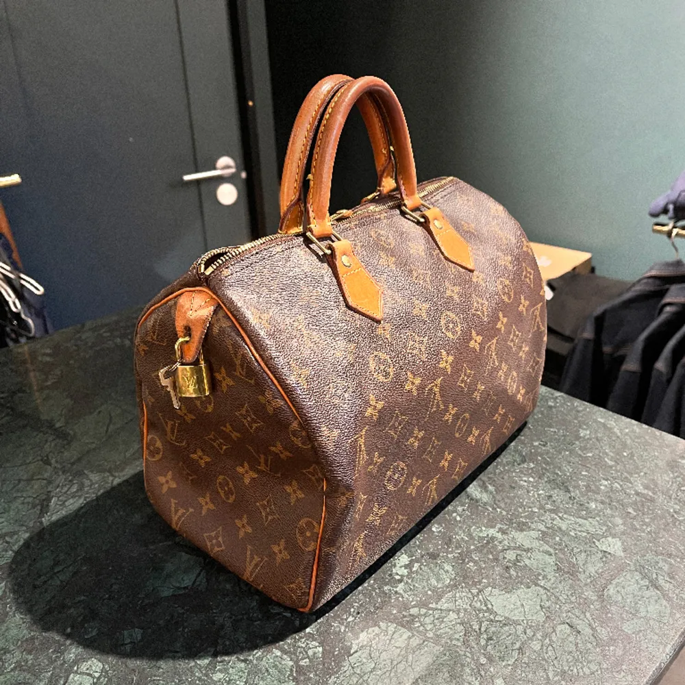 Louis Vuitton väska självklart äkta, har äktenhetsintyg. Köptes för tre månader sedan, har används mycket försiktigt och är fortfarande i extremt bra skick. Tillkommer ett lv lås med två nycklar. Köptes vintage för 9000, mitt pris 7000🤎. Väskor.