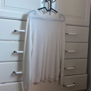 Stickad - Vit vanlig stickad tröja, lite längre i modellen och även lite genomskinlig men inget som syns ifall du inte har tröja under. Aldrig använd då den inte kommit till användning, inga defekter (pris kan diskuteras)