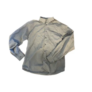 Grå skjorta  - Jätte bekväm snygg grå skjorta! Den har några missfärgningar men inte som märks så värst mycket (se bild 2) den är i storlek S <3