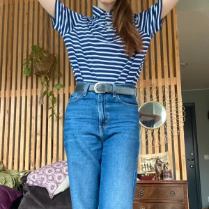 Polo Ralph Lauren randig pikétröja - Klassisk randig pikétröja i marinblått, ljusblått och vitt. Polo Ralph Lauren, köpt second hand. Den är i bra kvalitet och i fint skick. Fin att stoppa in eller ha som den är. Går att variera helt enkelt! 100% bomull. Unisex.