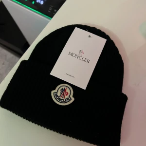 Moncler mössa - Oanvänd, tvärfet