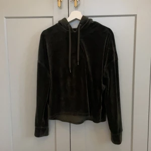 Grön velour hoodie - Mörkgrön hoodie i velour, mycket mjuk och skön, knappt använd, ganska långa ärmar.