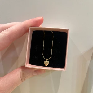 Halsband pilgrim - Säljer detta supersöta halsbandet från pilgrim då det aldrig kommer till användning. Köptes för 299 kr men säljer der nu för 170 kr (använt Max 2 gånger). Kan kanske tänka mig sälja matchande örhängen för tillsammans med halsbandet. 💓 