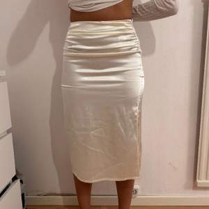 Jättefin satin kjol💕 Använt 1-2 gånger💕högmidjad kjol, har slits i slutet av kjolen💕