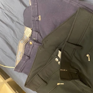 Ridbyxor - Blåa & svarta ridbyxor De svarta är typ nya och har inga defekter. De blåa är använda och har täcken på användning. Svart- storlek 42, 150kr Blåa-storlek 40, 80kr