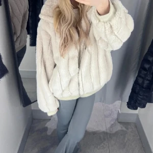 Fuskpälsjacka hm  - Fluffig jacka som är helt ny med prislapp. Slutsåld på hemsidan. Nypris 500 kr