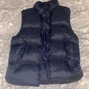 Zara väst - Helt ny zara väst aldrig använd fast prislappen är inte kvar tyvärr 