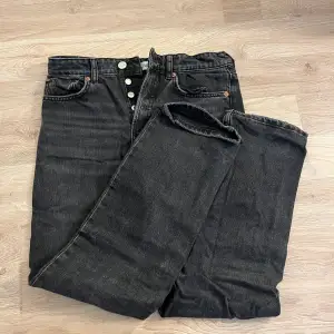 ”Straight jeans” från zara med lågmidja☺️☺️Säljer då de inte kommer till användning 🙏🏼