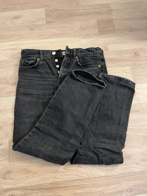 Zara lågmidjade straight jeans - ”Straight jeans” från zara med lågmidja☺️☺️Säljer då de inte kommer till användning 🙏🏼